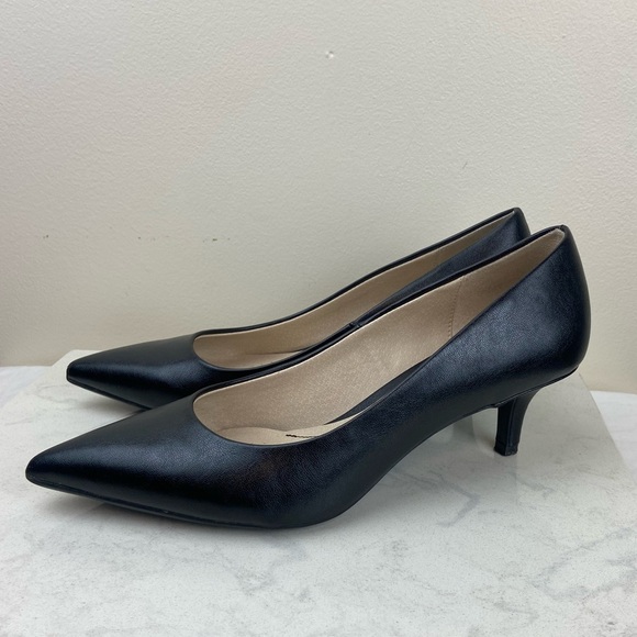 Life Stride Classic Black Heels - Picture 1 of 12
